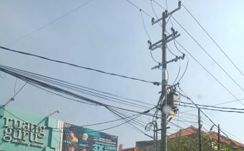 GALERI KUSUT GAYUNGSARI – DEPAN RUANGGURU SURABAYA PAMER “SENI KABEL ABSTRAK”, ANAK LES LEWAT BAWAHNYA TANPA SADAR TARUHAN NYAWA