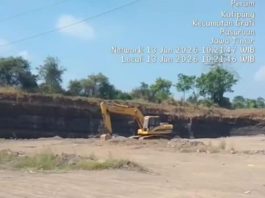 EKSKAVATOR BERAKSI DI KALIPANG GRATI PASURUAN, DUGAAN TAMBANG GALIAN C ILEGAL MERESAHKAN WARGA