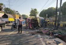 Diduga Rem Blong, Truk Tronton Hantam Sejumlah Kendaraan Di Gempol