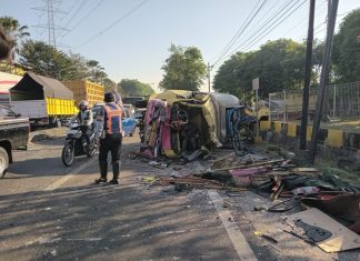 Diduga Rem Blong, Truk Tronton Hantam Sejumlah Kendaraan Di GempolÂ