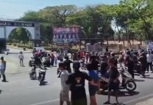 Imbas Peluru Nyasar, Warga Alas Tlogo Lekok Blokade Jalur Pantura Pasuruan-Probolinggo