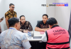 JAM PIDSUS Serahkan Tersangka dan Barang Bukti Perkara Perintangan Sidang Korupsi CPO