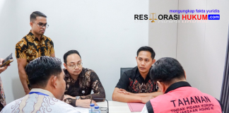 JAM PIDSUS Serahkan Tersangka dan Barang Bukti Perkara Perintangan Sidang Korupsi CPO