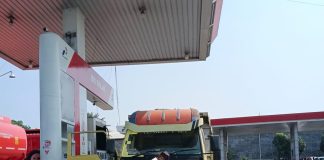 Tertangkap Kamera! Truk Diduga Ganti Plat Nomor di SPBU Bio Solar Paiton Probolinggo