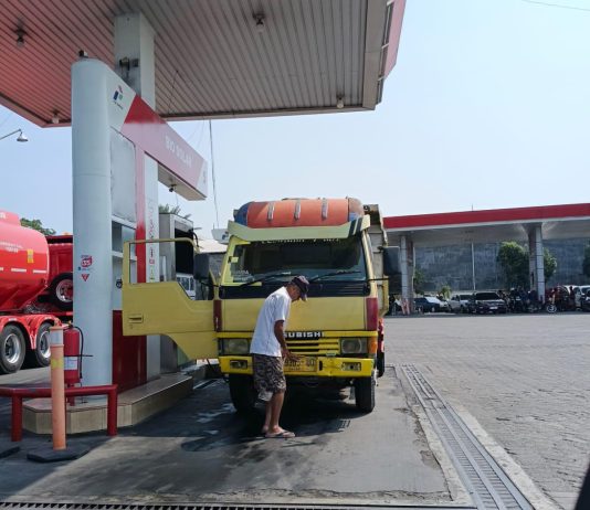 Tertangkap Kamera! Truk Diduga Ganti Plat Nomor di SPBU Bio Solar Paiton Probolinggo