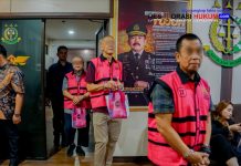 Kejaksaan Agung RI Serahkan 6 Tersangka Kasus Korupsi Tata Kelola Minyak Pertamina ke Jaksa Penuntut Umum