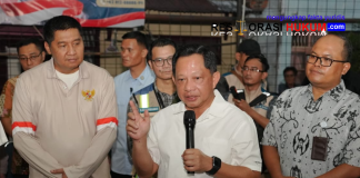 Mendagri Tinjau Bedah Rumah di Bukit Duri, Dorong Pemda Percepat Perbaikan Hunian Warga