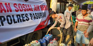 Kapolres Pasuruan Salurkan Bantuan Air Bersih dan Sembako untuk Warga Kedungrejo