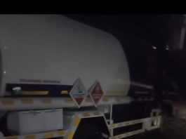 TERCYDUK! Truk Tangki Siluman K 9081 Y Pengangkut Solar Subsidi Parkir Tengah Malam di Kebun Tebu Mojoagung Jombang, Mafia BBM Main Bebas?
