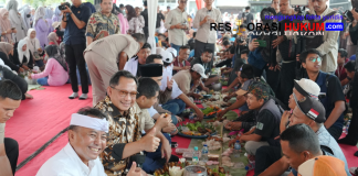 Mendagri Tito Ngariung Bersama Sopir Truk Genteng di Purwakarta