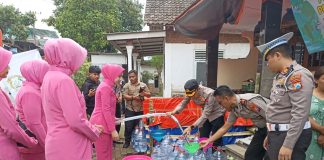 Polres Pasuruan Bersama Bhayangkari Salurkan Air Bersih dan Bansos untuk Warga Jatiarjo