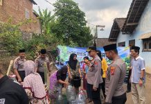 Polres Pasuruan Salurkan Air Bersih untuk Warga Terdampak Karhutla