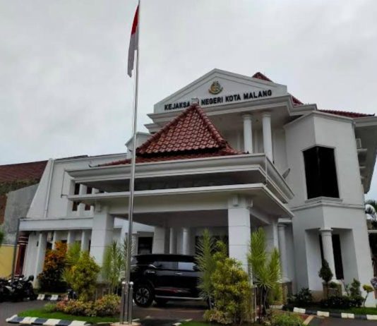 TERBONGKAR! LAPANGAN SEPATU RODA Rp721 JUTA MALANG GAGAL TOTAL – DESAIN TIDAK SESUAI STANDAR PERSEROSI – ATLET JATUH & BENTURAN!
